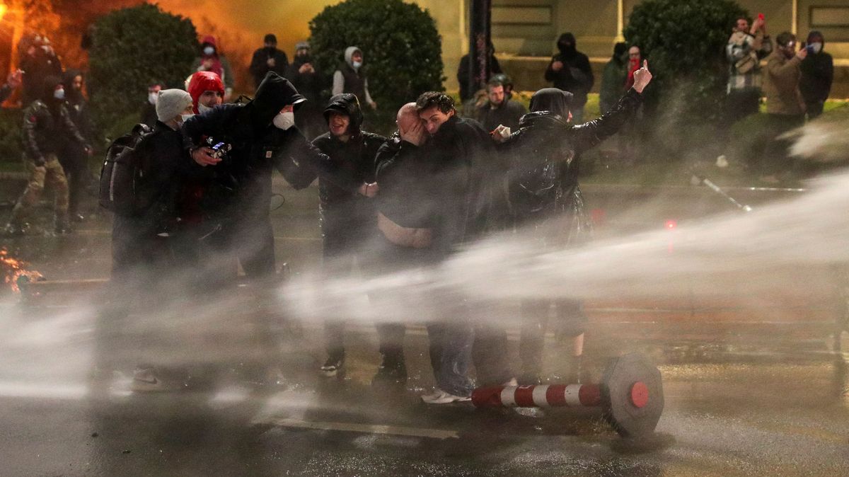 Vodní děla a slzný plyn ukončily protest v Gruzii